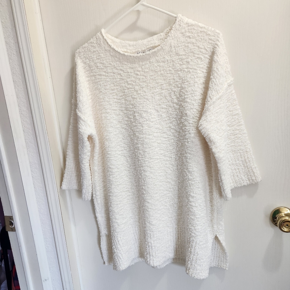AEMI & CO.  3-Quarter Length  Sleeve.  Side splits, 100% Acrylic.  US Size S.